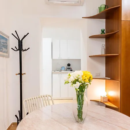 Apartment Leon Caravita Neapel